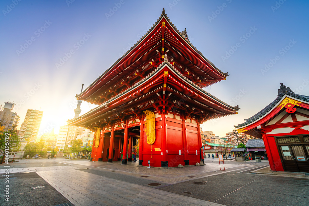 Obraz premium Sensoji temple at sunrise in Asakusa, Tokyo 