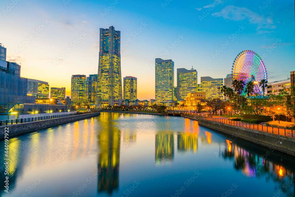 Naklejka premium Yokohama city skyline at sunset viewed from the bay
