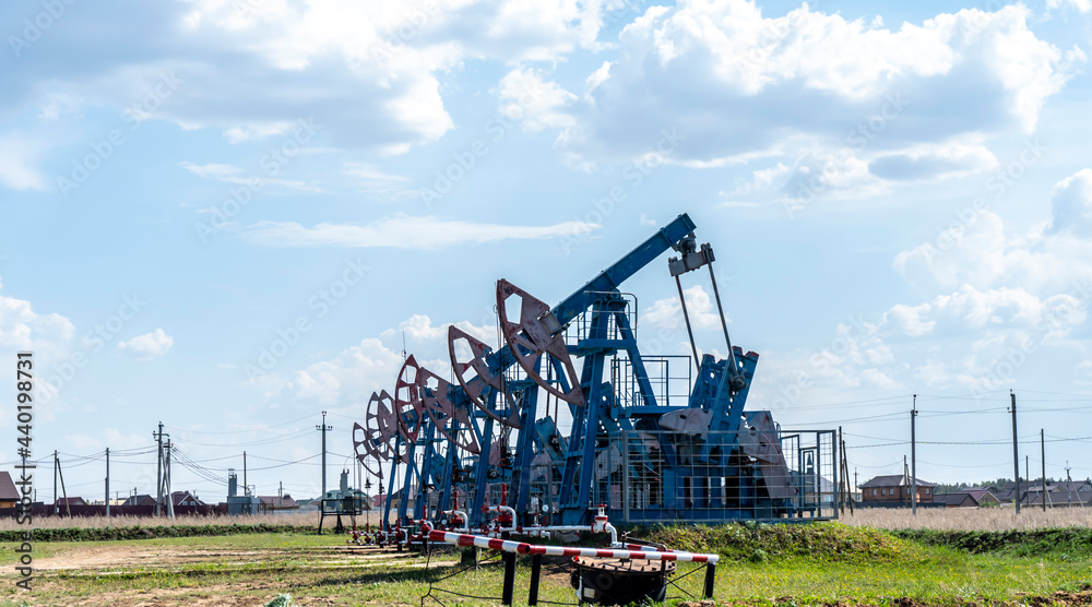 Oil rocking chairs are swing oil in the field Oil rocking chairs are swing oil in the field