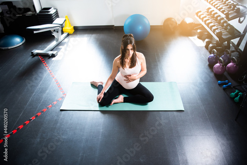 Fotografi future mother preparing for childbirth, doing exercise