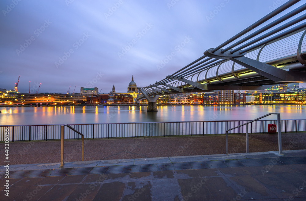 Fototapeta premium Millennium bridge and St Paul's cathedral at night 