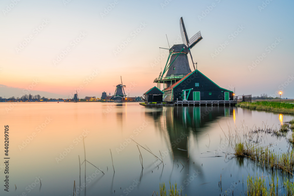 Obraz premium Old Dutch windmill at sunset in Zaanse Schans