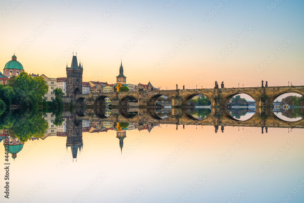 Obraz premium Charles bridge at sunrise with reflection in Prague, Czech Republic