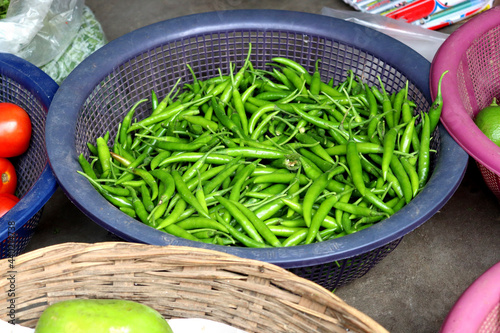 Photo High-angle shot of green raw and spicy chili in a bucket