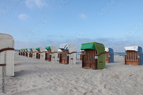 Leere Strandkörbe an der Ostsee in Deutschland