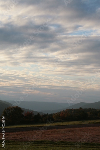 Eine Landschaft mit Sonnenuntergang am Abend