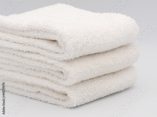 畳んだ白いタオル3枚