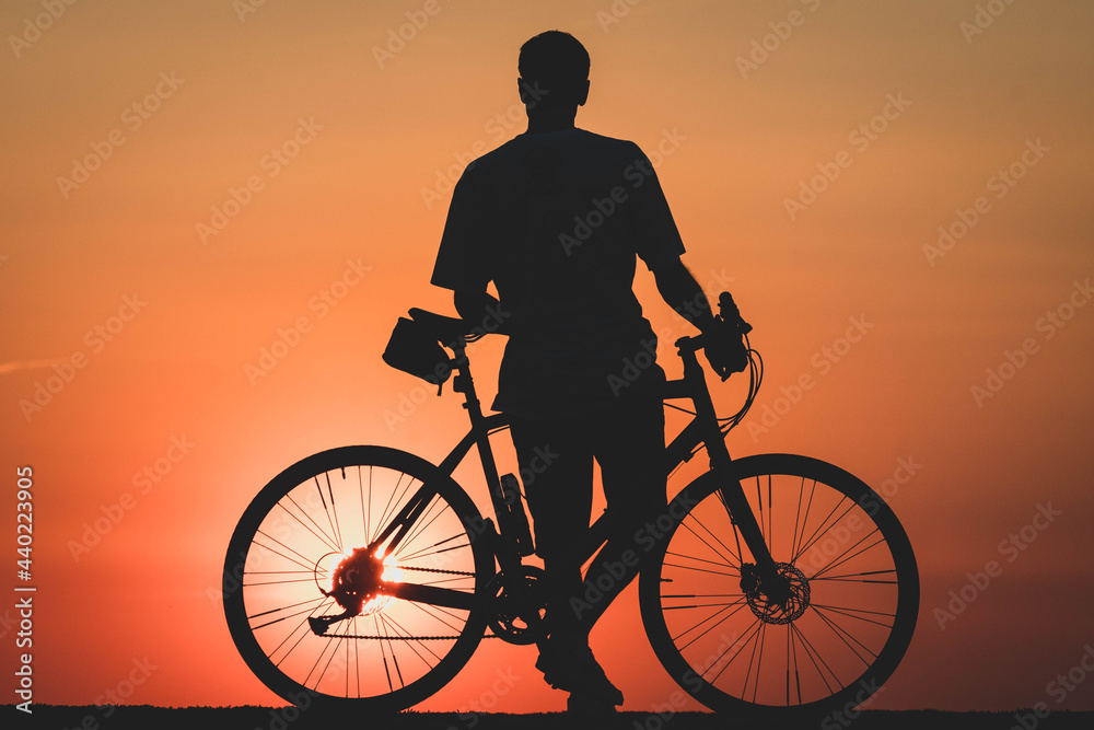 Obraz premium Fahrradfahrer Gegenlicht Sonnenuntergang