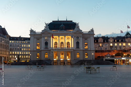 Obraz na płótnie The opera house in Zurich, early morning view during winter w salonie
