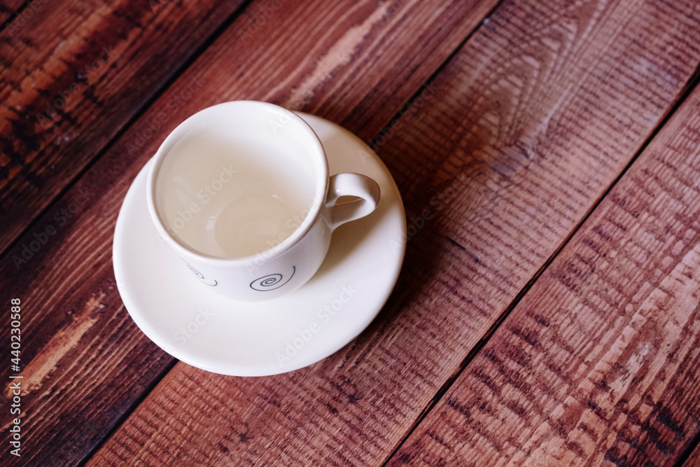 Obraz premium Empty coffee cup on a wooden background.