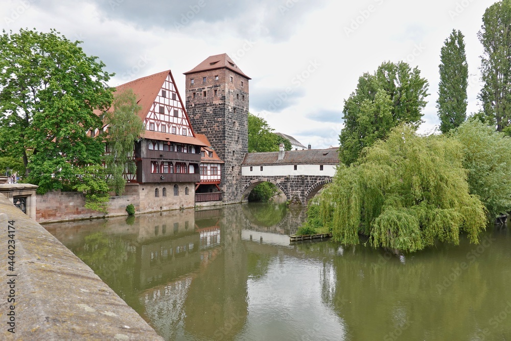Obraz premium Nürnberg - Wasserturm mit Brücke