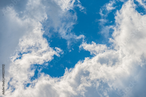 Wolken am blauen Himmel