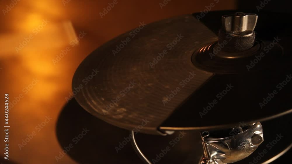 Hombre tocando platillos de bateria electrica