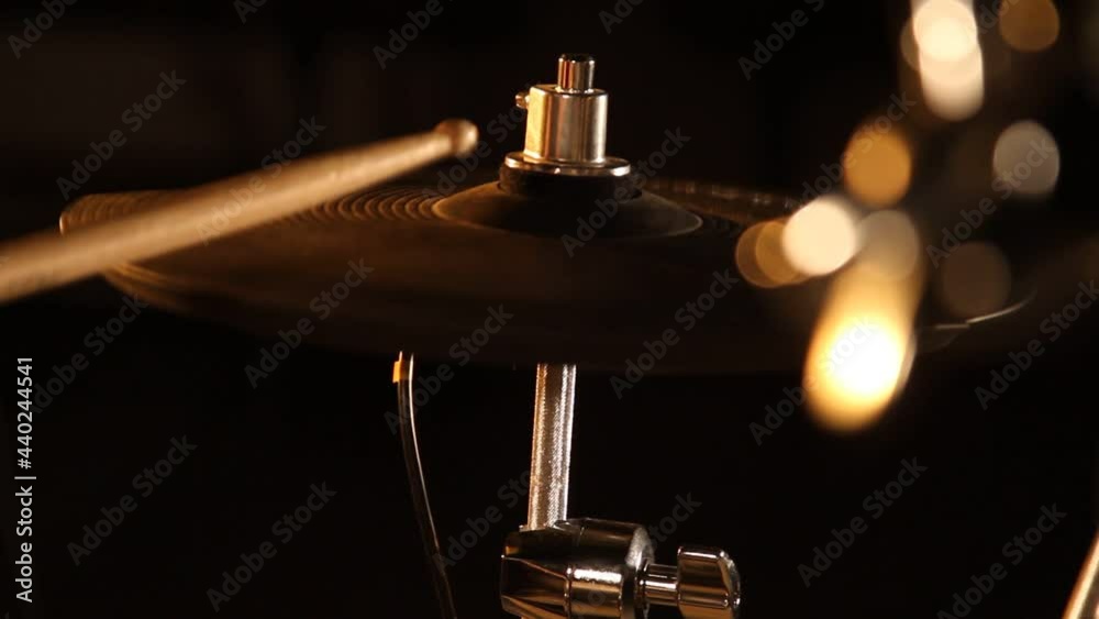 Hombre tocando los platillos de batería