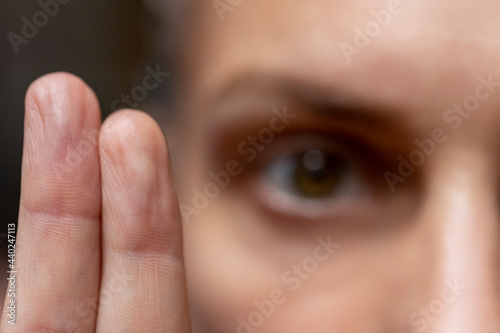 emdr, thérapie par stimulation sensorielle bi-alternée (droite-gauche) qui se pratique par mouvements oculaires 
