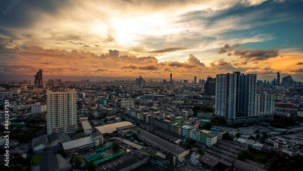 Obraz premium The high angle background of the city view with the secret light of the evening, blurring of night lights, showing the distribution of condominiums, dense homes in the capital community