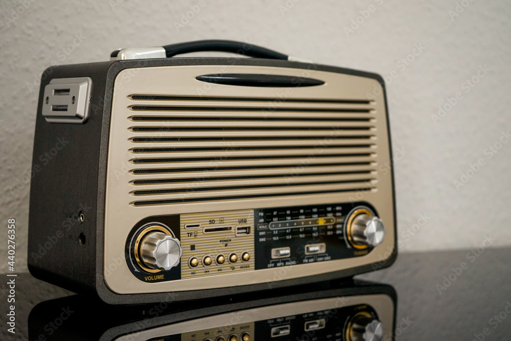 Vintage radio, retro Bluetooth speaker. Retro Bluetooth Speaker, FM Radio with Old Fashioned Classic Style. foto de Stock Adobe Stock