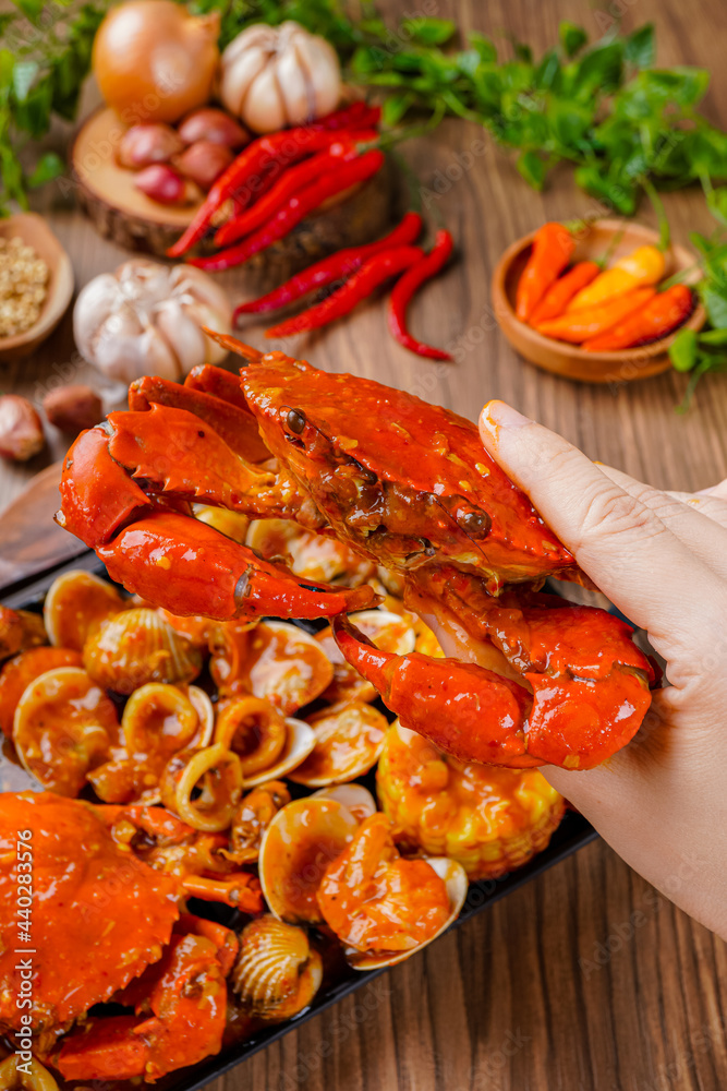 Delicious Crab in Padang sauce or Padang crab is an Indonesian seafood dish of crab served in hot and spicy Padang sauce. 