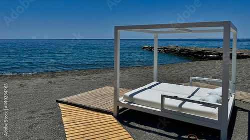 Puste patio na brzegu morza śródziemnego