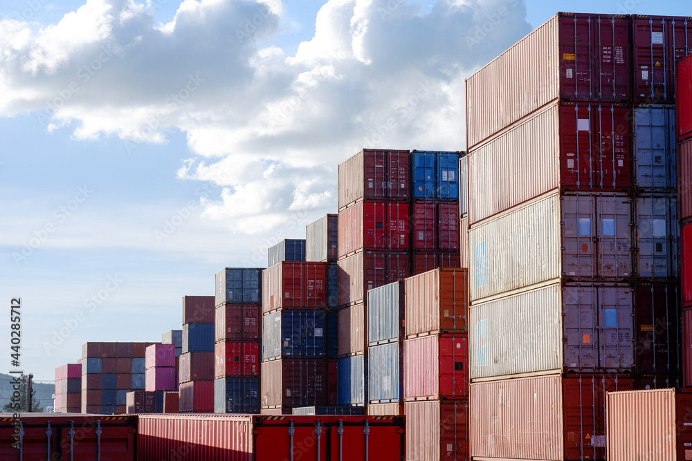 Arranging containers in the port Arranging containers in the port