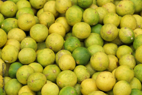 Lemons in the market