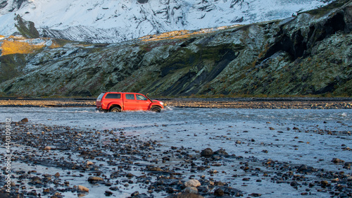 Fotografía Car crossing river in south Iceland