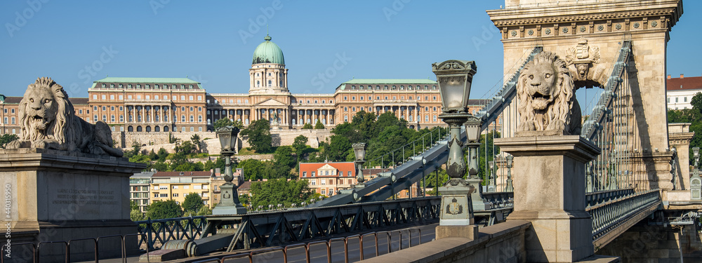 Naklejka premium The Chain bridge