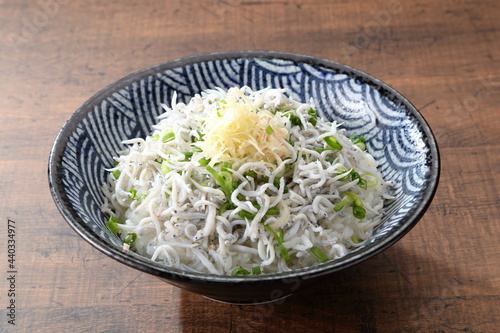Valokuva テーブルのしらす丼