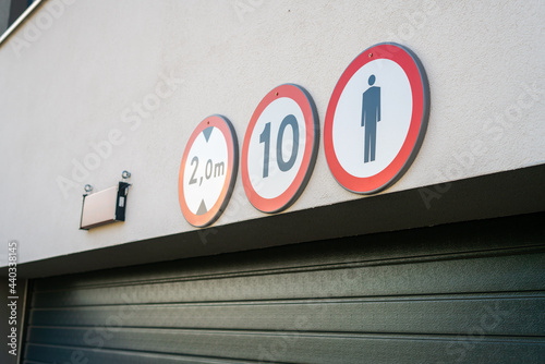 Znaki nad garażem, ograniczenie prędkości, ograniczenie wysokości zakaz ruchu pieszych