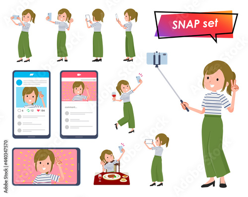 スマホで撮影するカジュアルファッション女性のセット