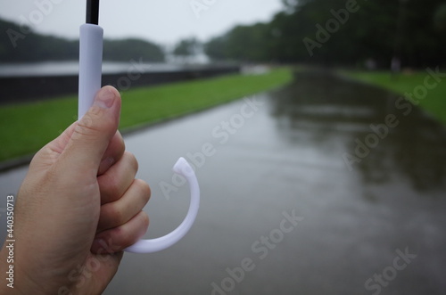 雨の日に傘をさす人