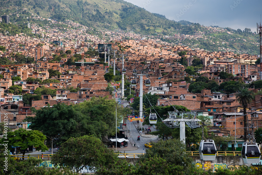 Naklejka premium Cable car route in Medellin, Colombia. View of many homes.