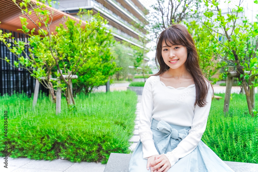 街なかでデートをする女性 街なかでデートをする女性