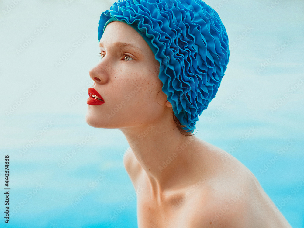 Tissu par mètre portrait de belle femme au bonnet de piscine au bord de  l&#39;eau. Été, natation, bien-être, loisirs, concept de voyage -  Nikkel-Art.fr