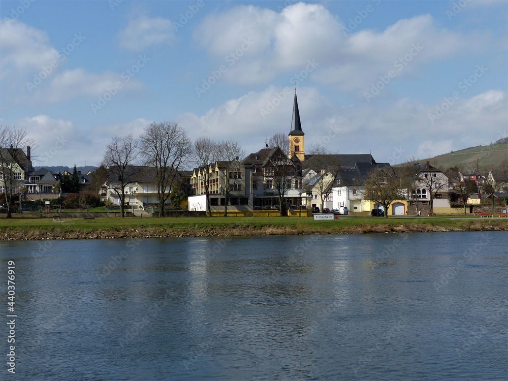 Panorama mit Häusern und Kirche in Trittenheim an der Mosel