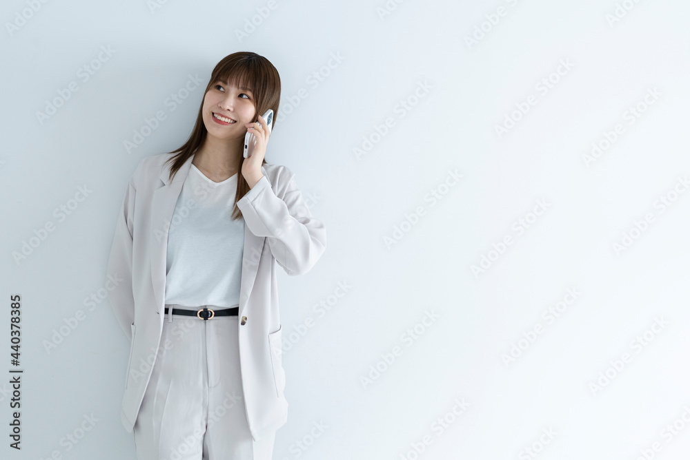 スマートフォンを使う女性 スマートフォンを使う女性