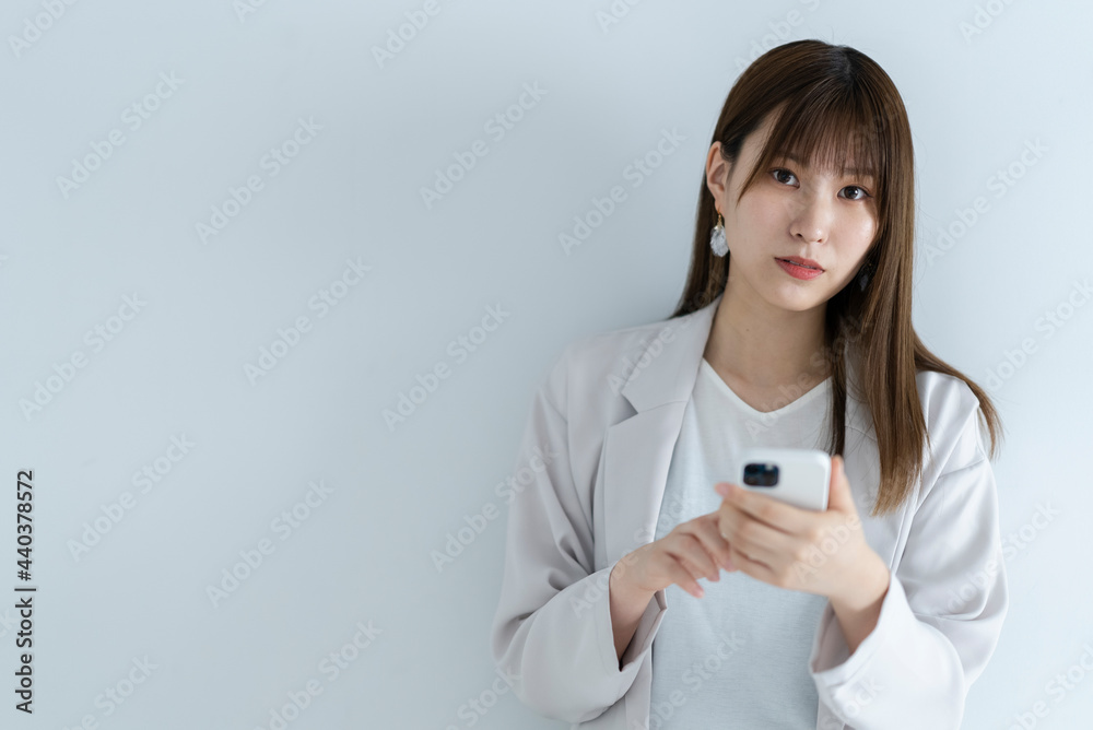 スマートフォンを使う女性 スマートフォンを使う女性