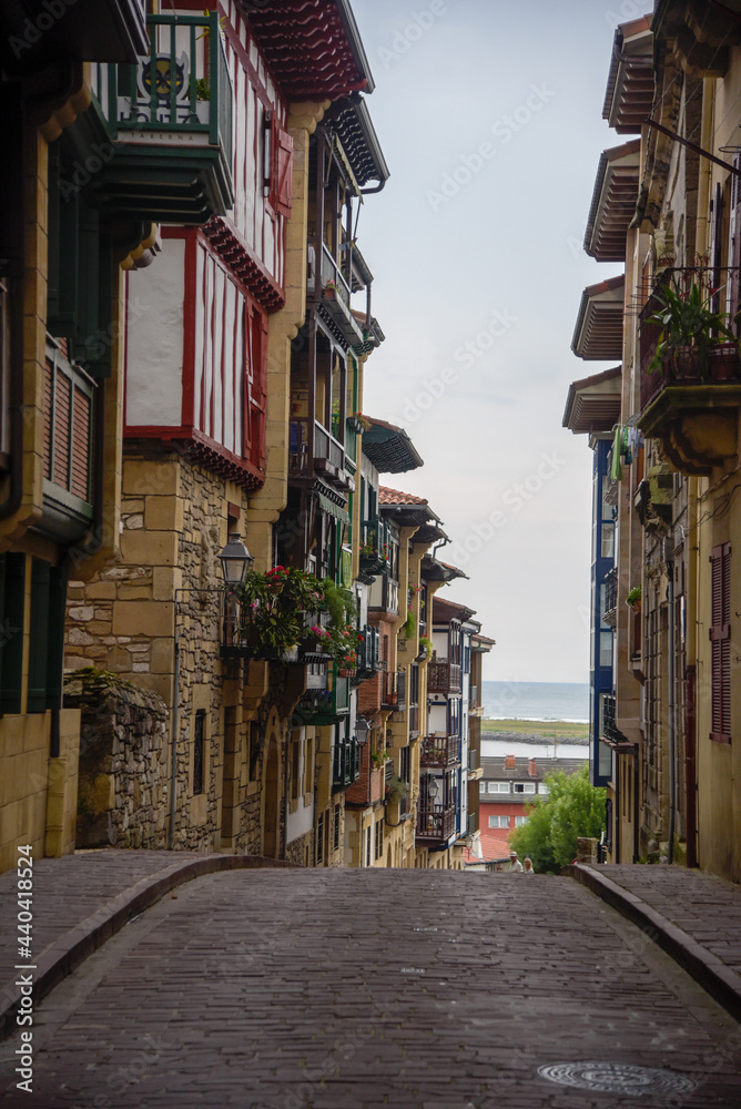 Fototapeta premium calle de la parte vieja de Hondarribia en el pais vasco. 
