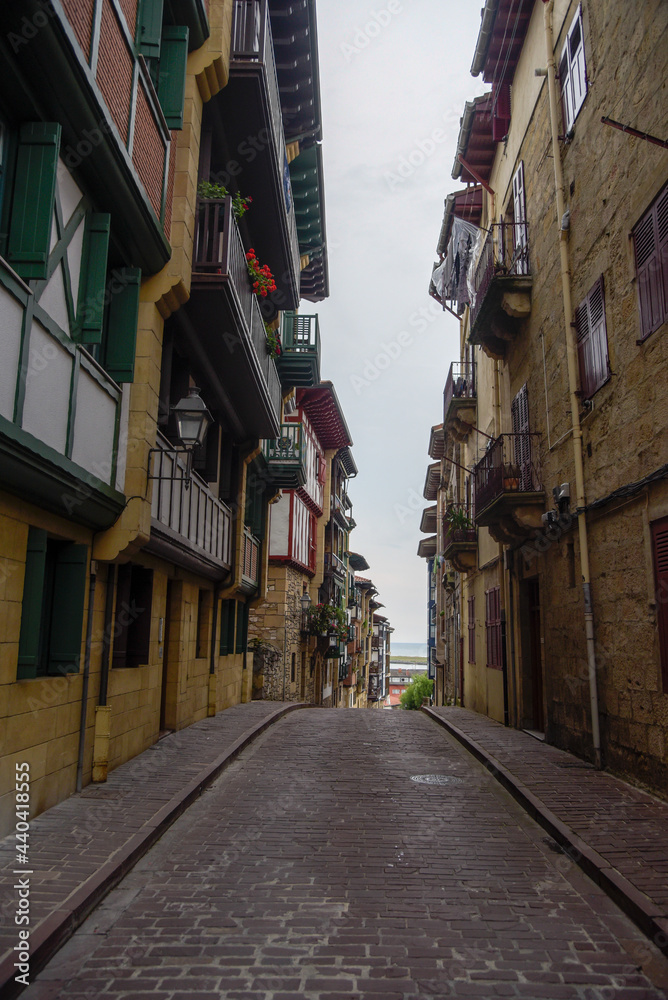 calle de la parte vieja de Hondarribia en el pais vasco. 