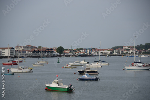 Barcos en el río de Hondarribia con Hendaya de fondo. pais vasco