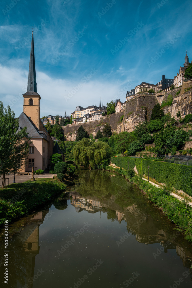 Grund ist ein altes Stadtviertel von Luxemburg im Tal der Alzette. Grund ist ein altes Stadtviertel von Luxemburg im Tal der Alzette.