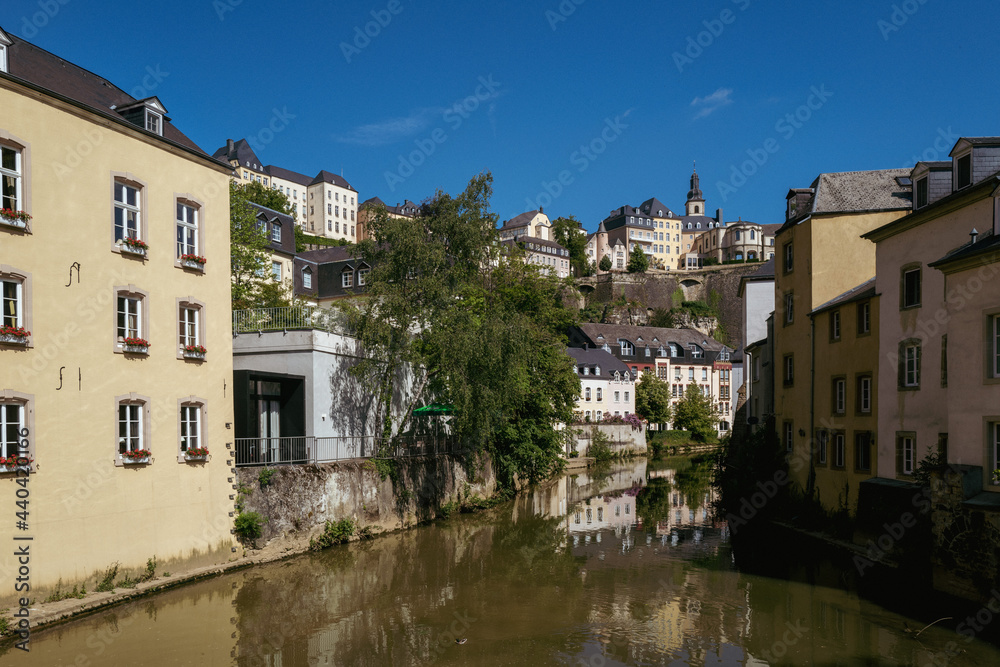 Grund ist ein altes Stadtviertel von Luxemburg im Tal der Alzette.