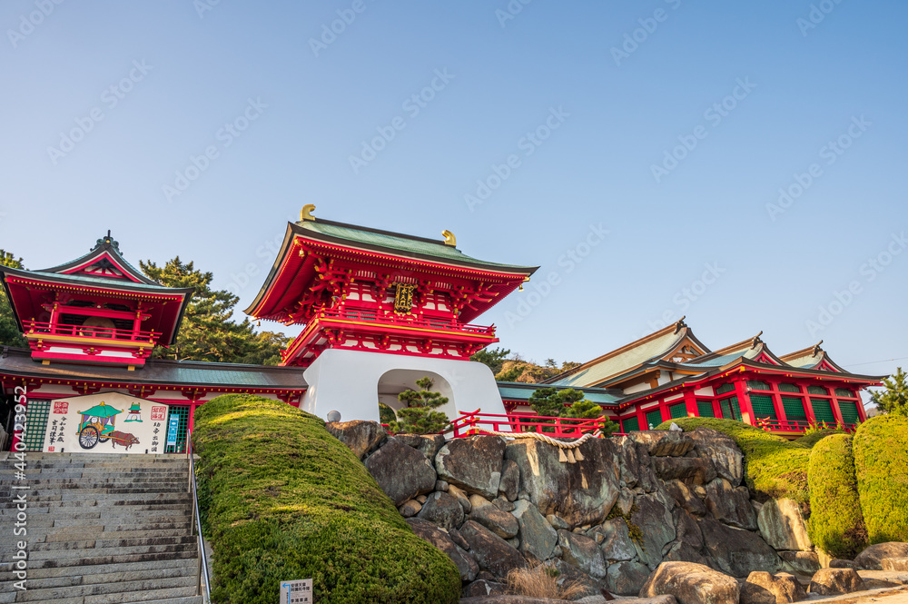 春の青空の赤間神宮
