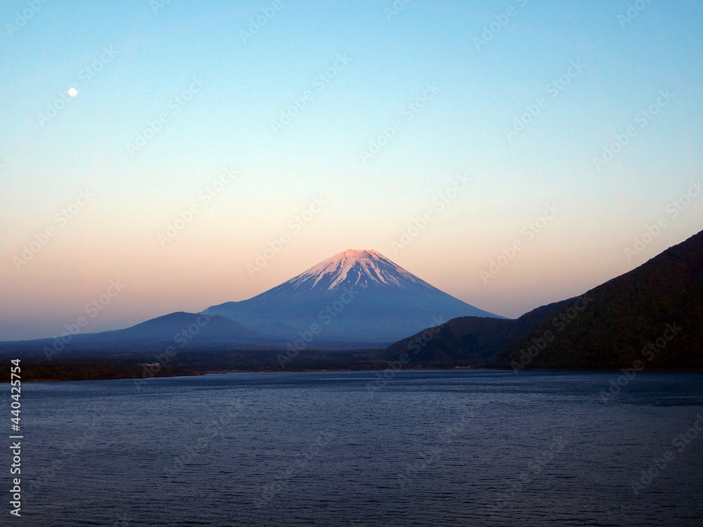夕暮れの本栖湖と富士山