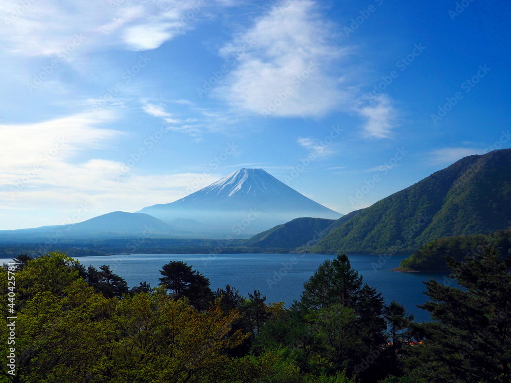 快晴の本栖湖と富士山