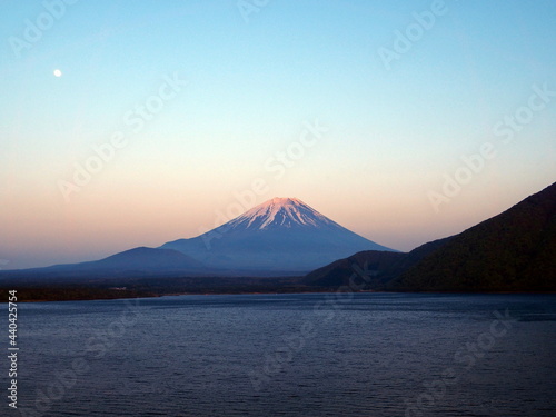 夕暮れの本栖湖と富士山