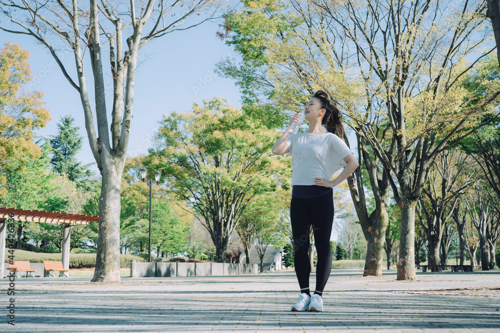 運動中に水を飲む女性(水分補給)
運動中に水を飲む女性(水分補給)