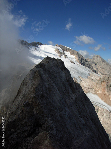 Auf dem Klettersteig Via Eterna zur Punta Serauta mit Blick auf den Gletscher der Marmolada