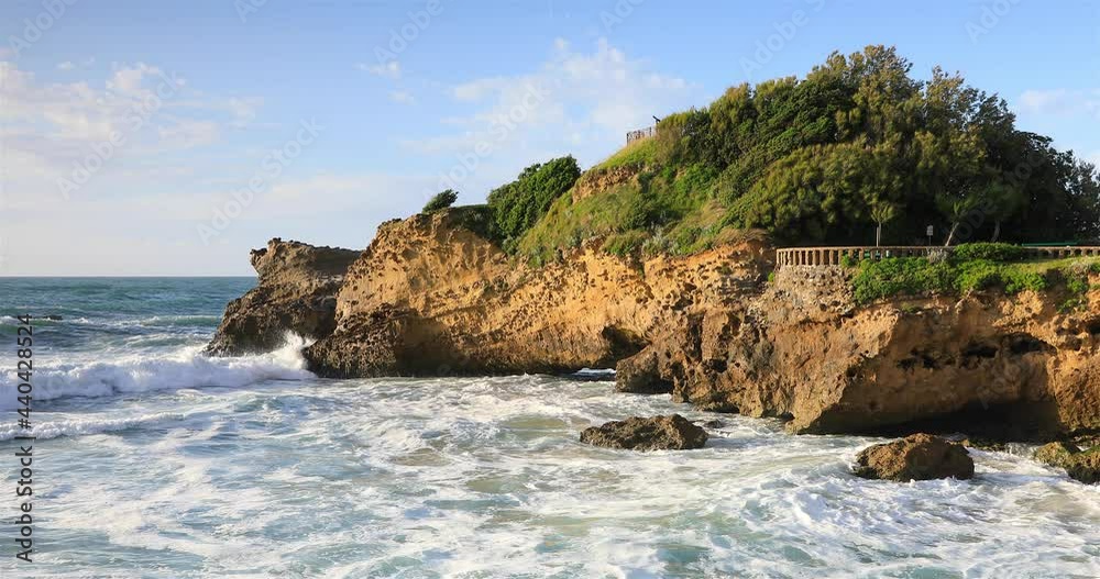 Promenade le long des rochers de la ville de Biarritz , France