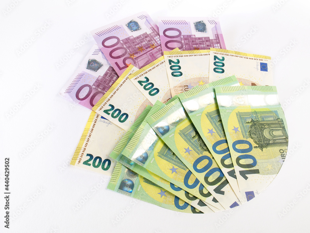 Bargeld, Euro Geldscheine - Banknoten stecken in Papier, Freigestellt Bargeld, Euro Geldscheine - Banknoten stecken in Papier, Freigestellt